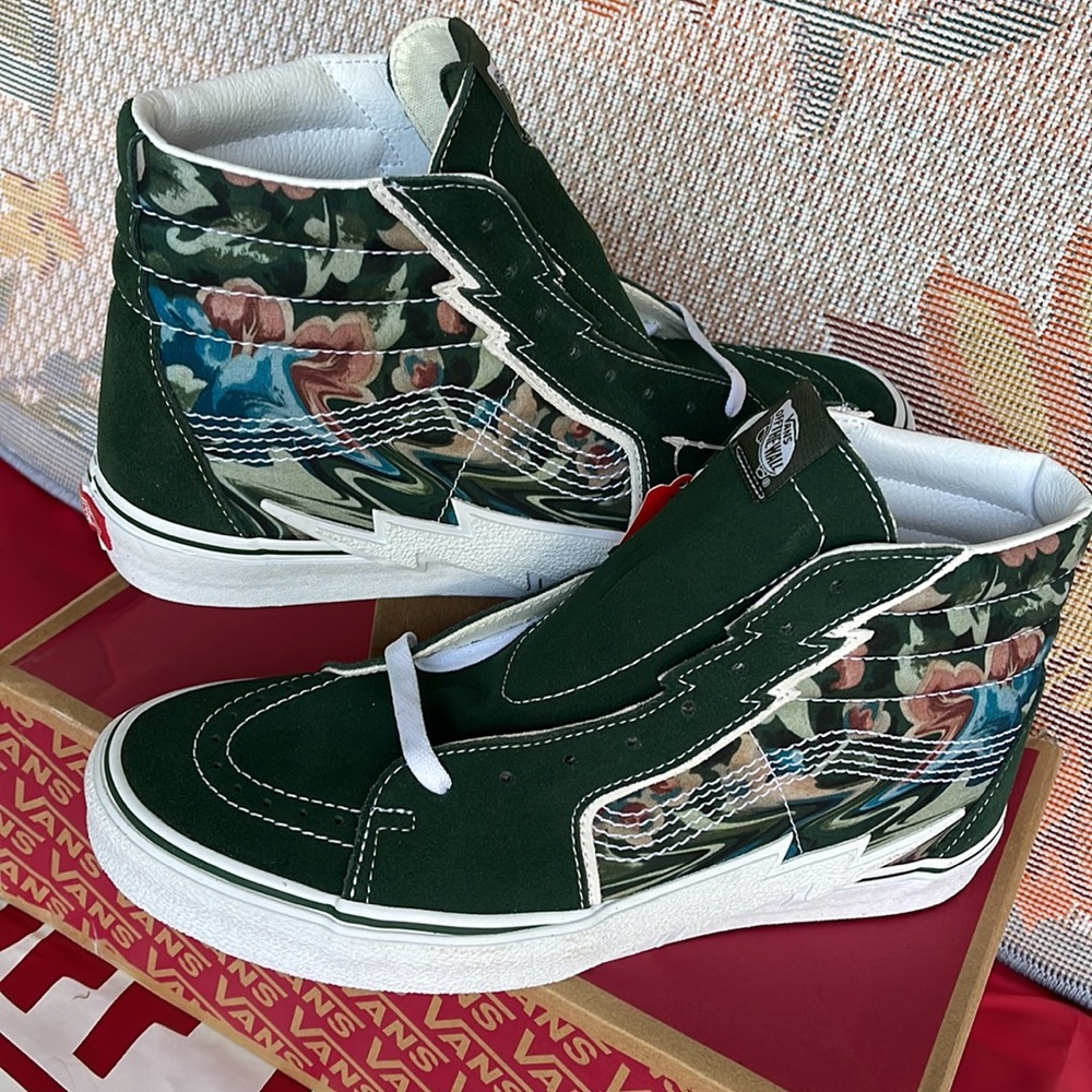 Vans Sk8-Hi Bolt
Liquify Avocado
VNOA5JIVYXH
Men’s sneakers - athletic shoes - Picture 11 of 16